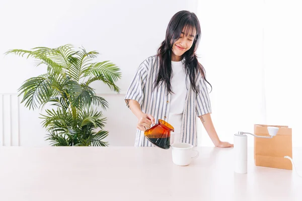 Asiatische Professionelle Barista Mit Schwarzen Langen Haaren Die Hause Frisch — Stockfoto