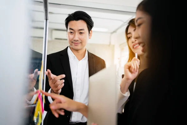 Gruppe Erfolgreicher Asiatischer Geschäftsleute Teamwork Brainstormtreffen Mit Klebrigen Zetteln Der — Stockfoto