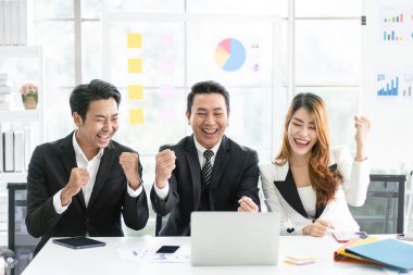 Profesyonel Asyalı iş danışmanları toplantısının başarısı bir teknoloji şirketinin finansal destek stratejisini analiz etmek ve tartışmak için mutluluk verici. Ortaklık kurma danışmanı.