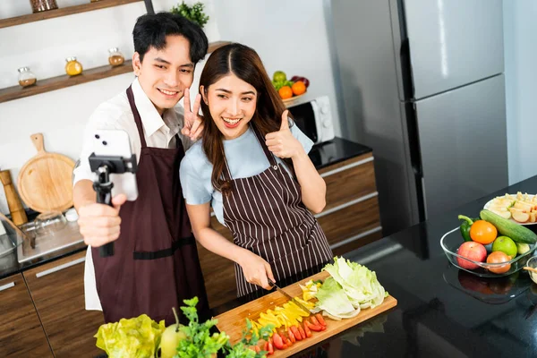 Happy Couple Taking Live Selfies While Preparing Healthy Salad Vegetables — стоковое фото