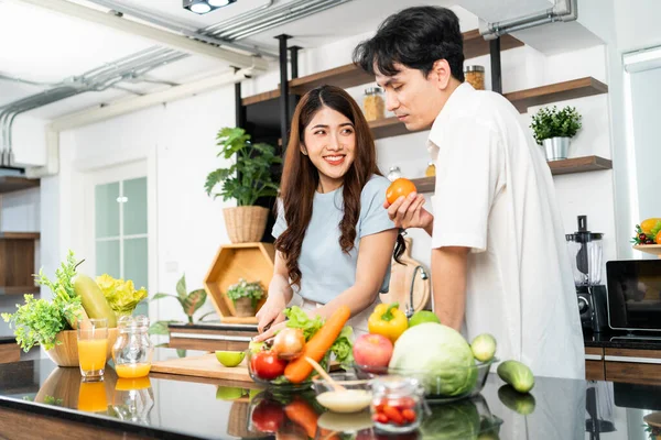 Happy Couple Prepares Cooks Healthy Salad Vegetables Cutting Board Together — Stockfoto