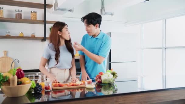 Happy Couple Prepares Cooks Healthy Salad Vegetables Home Kitchen Fun — Stok video
