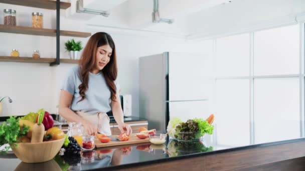 Happy Young Asian Woman Preparing Healthy Salad Vegetables Cutting Board — Stok video