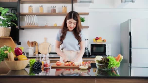 Egy Boldog Fiatal Ázsiai Aki Egészséges Salátát Készít Zöldségekkel Egy — Stock videók