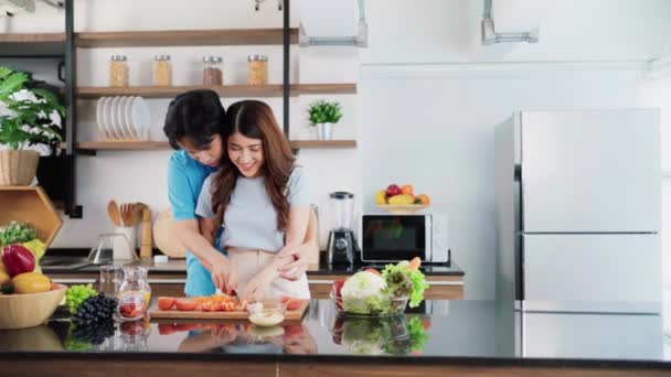 Egy Boldog Pár Egészséges Salátát Készít Főz Zöldségekkel Otthoni Konyhában — Stock videók