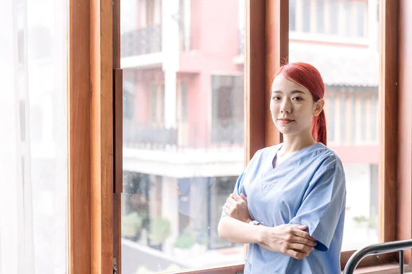 Porträt Einer Asiatischen Krankenschwester Mit Medizinischem Peeling Haus Des Patienten — Stockfoto