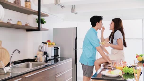 Cheerful Asian Couples Chat Prepare Cook Fun Romantic Way Women — Stok video