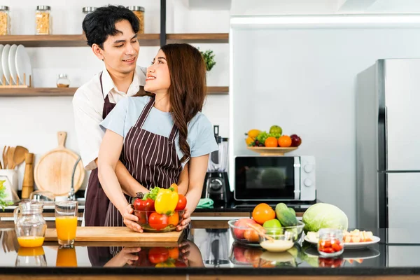 Happy Couple Prepares Cooks Healthy Salad Vegetables Cutting Board Together — Photo