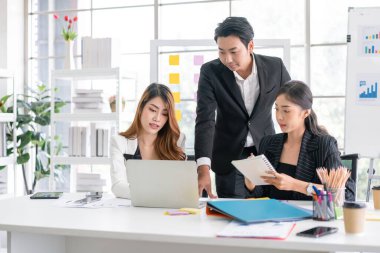 Bir teknoloji şirketinin finansal destek stratejisini analiz etmek ve tartışmak için Asyalı profesyonel bir iş danışmanı toplantısı. Ortaklık başlangıç danışmanı, kapalı alan müşteri danışma konsepti.