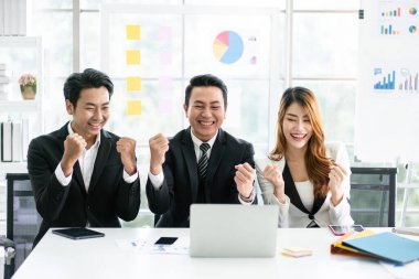 Profesyonel Asyalı iş danışmanları toplantısının başarısı bir teknoloji şirketinin finansal destek stratejisini analiz etmek ve tartışmak için mutluluk verici. Ortaklık kurma danışmanı.