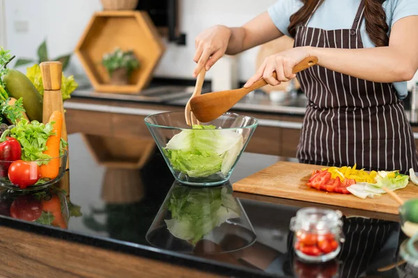 Gros Plan Mains Femme Asiatique Portant Tablier Jeter Salade Végétarienne — Photo