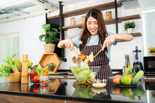 Glückliche Asiatin Mit Schürze Die Den Vegetarischen Salat Mit Holzspachteln — Stockfoto