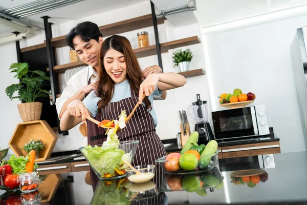 Glückliches Asiatisches Paar Schürzen Das Den Vegetarischen Salat Mit Holzspachteln — Stockfoto