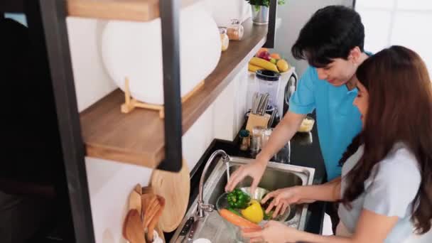 Asyalı Çift Taze Organik Sebzeler Hazırlıyor Evlerindeki Mutfak Lavabosunda Sağlıklı — Stok video