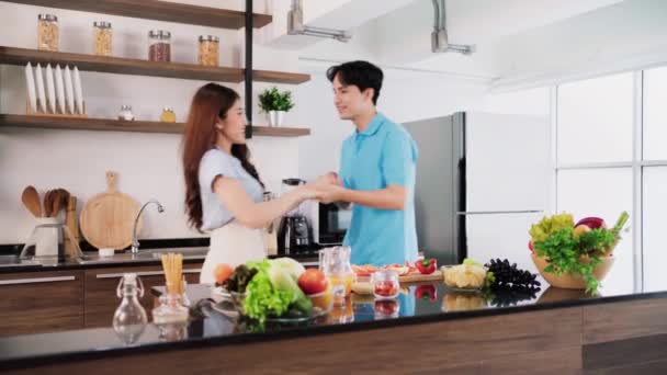 Evlerindeki Modern Mutfaklarında Gülümseyen Dans Eden Sıradan Giysili Mutlu Asyalı — Stok video