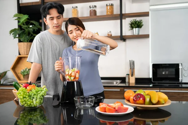 Heureux Couple Asiatique Aime Rincer Eau Douce Dans Machine Mélangeur — Photo