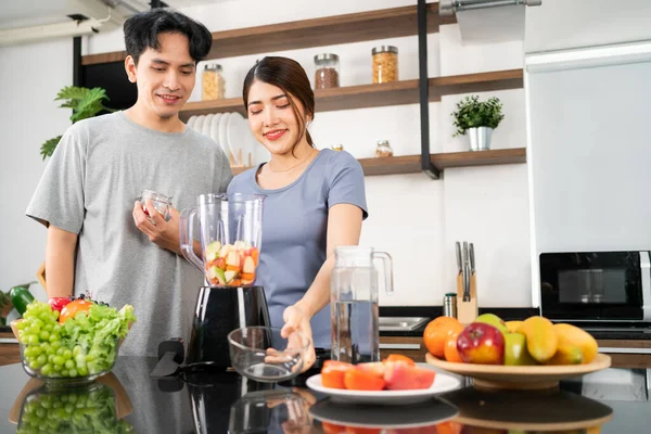 Glückliches Asiatisches Paar Bereitet Geschnittenes Obst Und Gemüse Mixer Einen — Stockfoto