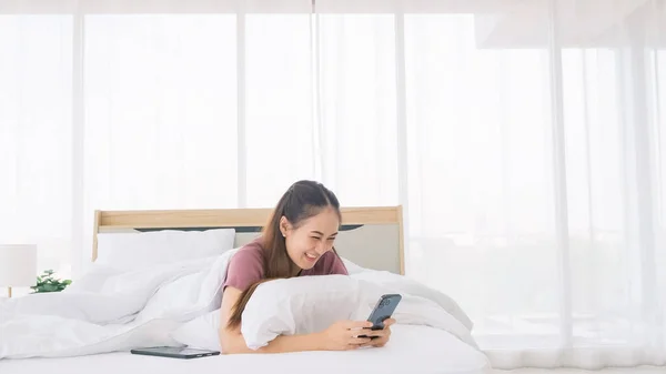 Gelukkig Aziatische Vrouw Liggend Het Bed Met Behulp Van Een — Stockfoto