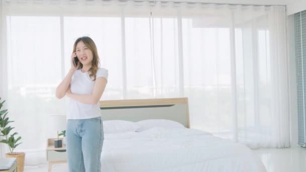 Lächelndes Asiatisches Teenagermädchen Lässiger Kleidung Das Morgens Ihrem Schlafzimmer Steht — Stockvideo