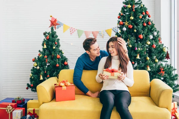 Young Asian Man Surprises Her Girlfriend Christmas Gift Home Christmas — Stock Photo, Image