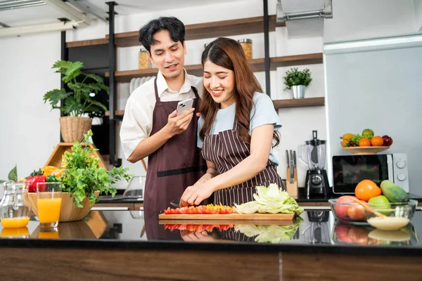 Glückliches Asiatisches Paar Schürzen Mann Live Handy Während Frau Der — Stockfoto