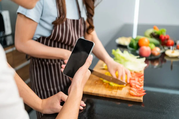 Закройте Руки Мужчины Жить Мобильному Телефону Время Женщины Подготовить Вегетарианский — стоковое фото