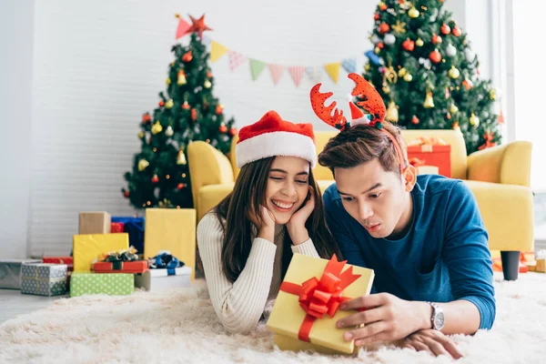 Young Happy Asian Woman Wearing Santa Claus Hat Her Boyfriend — Stock Photo, Image