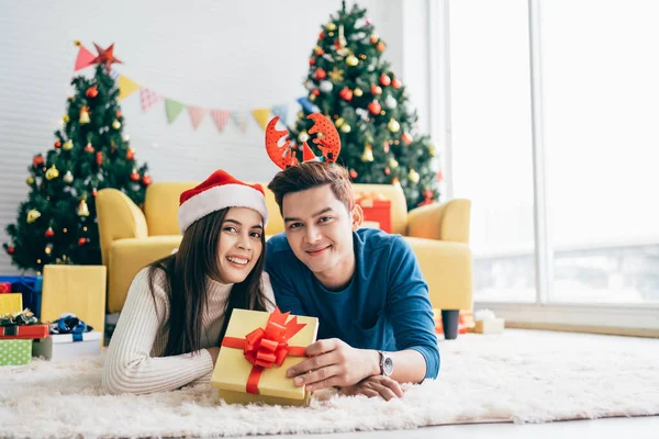 Young Happy Asian Woman Wearing Santa Claus Hat Her Boyfriend — Stock Photo, Image