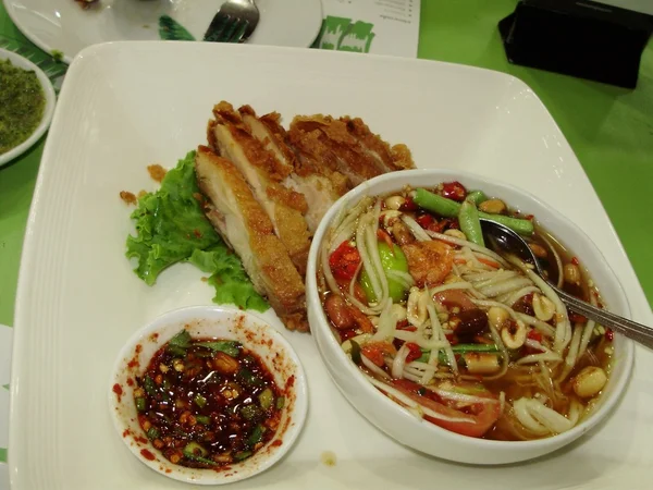 Comida tailandesa - Salada de mamão e frango grelhado . — Fotografia de Stock