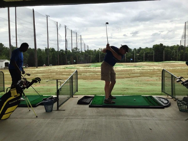 Het beoefenen van golf op de driving range. — Stockfoto