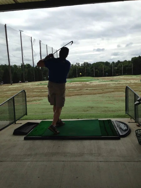 Het beoefenen van golf op de driving range. — Stockfoto