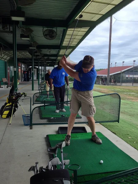 Het beoefenen van golf op de driving range. — Stockfoto