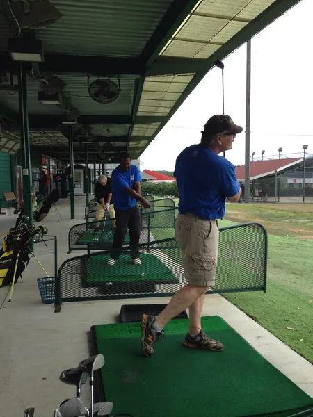 Het beoefenen van golf op de driving range. Golf les. — Stockfoto