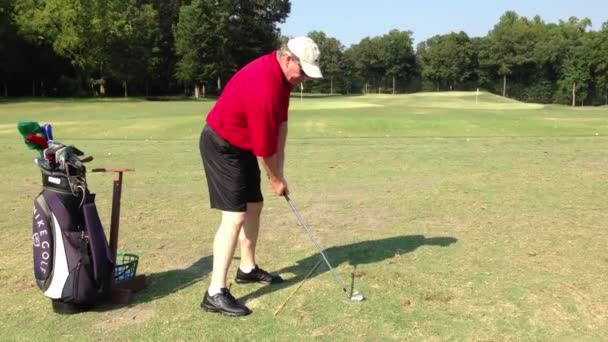 Lección de golf. Practicando golf. Actividad al aire libre . — Vídeos de Stock