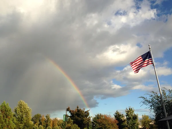 Bandiera USA e arcobaleno . — Foto Stock