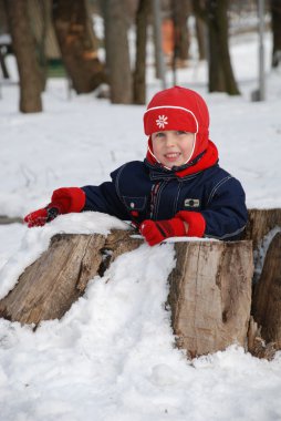 Kenevir içinde oturan kış çocuk