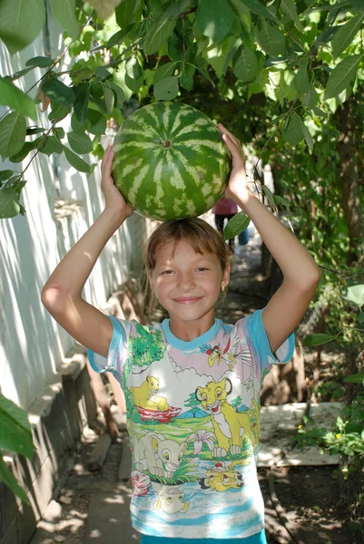 Fille avec pastèque — Photo