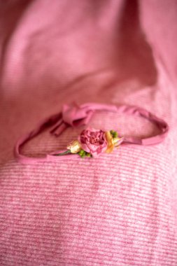 Parlak bir geçmişi olan küçük bir kızın kafasında bandaj.