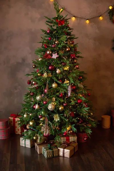 Abeto Verde Año Nuevo Decorado Con Juguetes Con Regalos Cerca Fotos De Stock