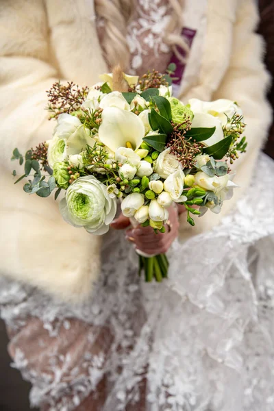 新娘的一束白花 新娘手里拿着一束花 特写镜头 — 图库照片