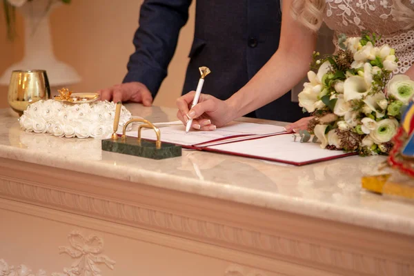 Menyasszony Aláírja Naplót Anyakönyvi Hivatalban Egy Fiatal Feleség Férj Esküvő — Stock Fotó
