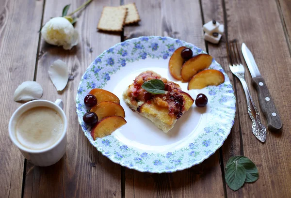 Персиковый пирог с вишней — стоковое фото