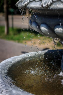 Suni çeşme güneşli bir günde sakince akan damlalar
