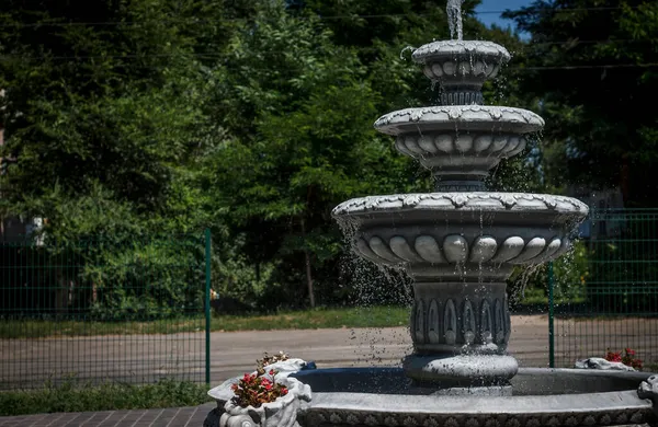 Kunstig Fontene Basrelieff Med Boller Smuget Solrik Dag Trær Bakgrunn – stockfoto