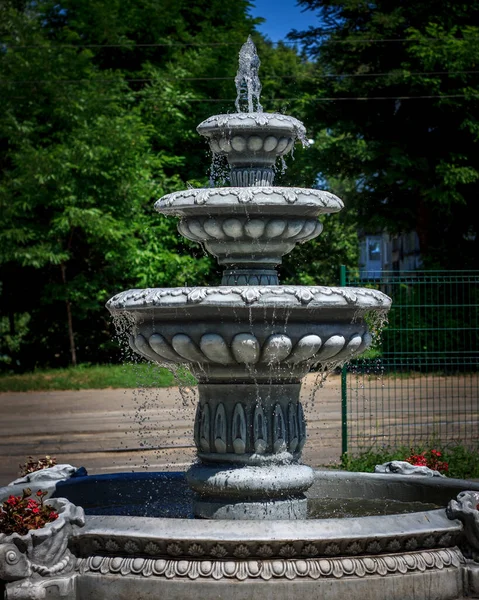 Fontana Artificiale Bassorilievo Con Ciotole Nel Vicolo Una Giornata Sole — Foto Stock