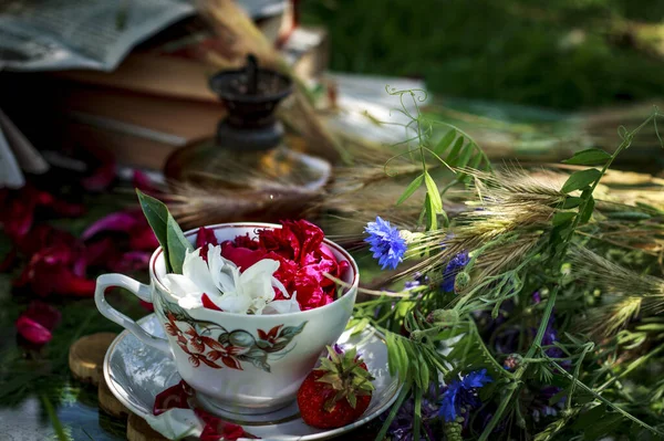 Sommerkomposition Tasse Mit Pfingstrosenblättern Öllampe Alten Büchern Weizen Und Blauen — Stockfoto