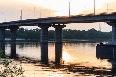 Gün doğumunda nehir üzerindeki peyzaj yolu köprüsü