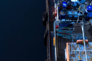 Nehrin arka planında çeşitli nesneler olan bir geminin güvertesi