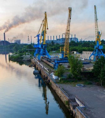 Endüstriyel bir fabrikanın arka planında şehrin peyzaj vinci, hava kirliliği