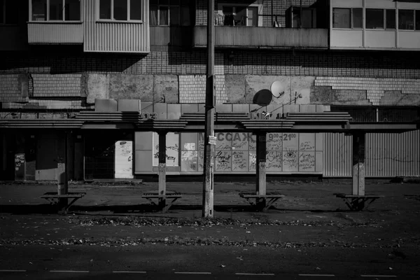 一张背景为房屋的公共汽车站的黑白照片 城市景观 — 图库照片